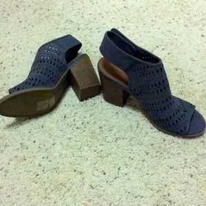 Peep toe-Cutout Blue Faux Suede - Size 9